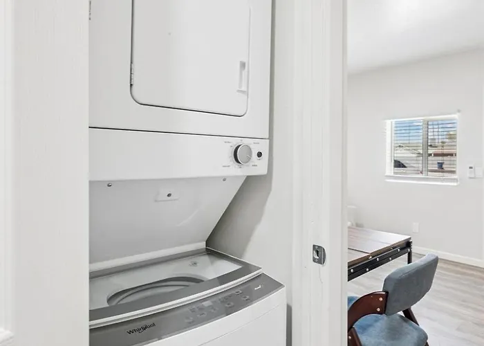 Apartment Cozy Retreat With Private Bath & Kitchenette *