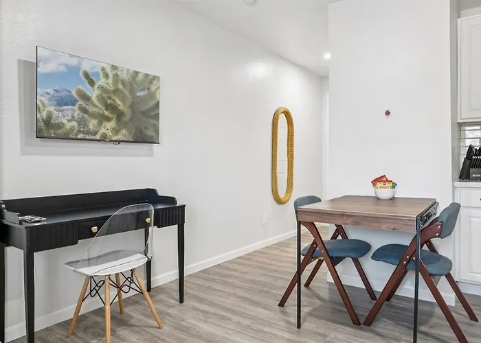 Cozy Retreat With Private Bath & Kitchenette Apartment *